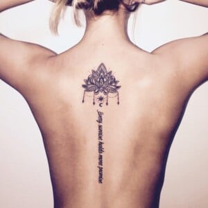 tattoo-motive-wirbelsaeule-frauen-schriftzug-entlang-lotus