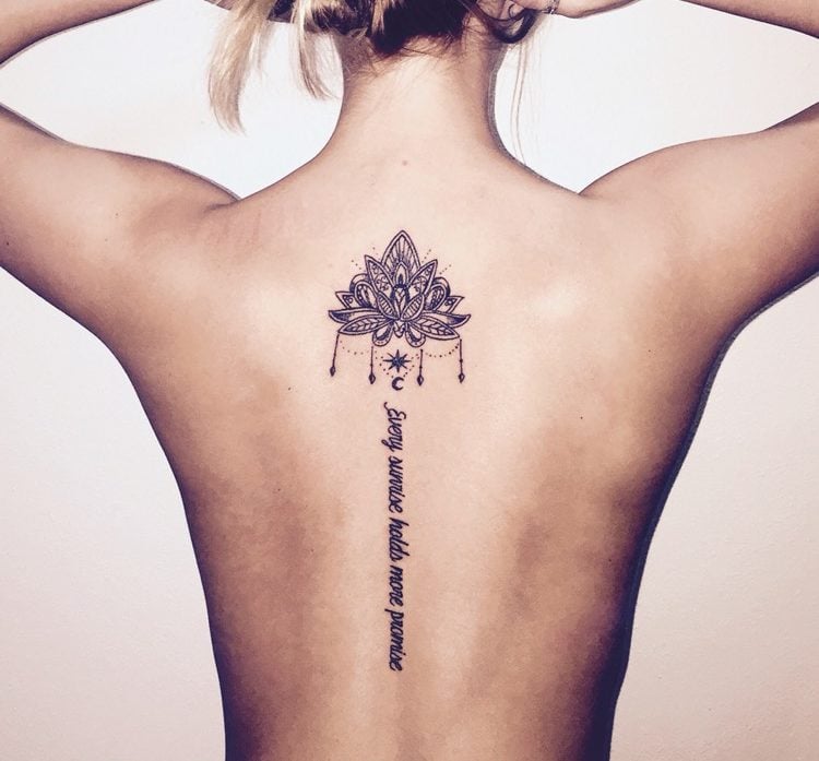 Tattoo Motive -wirbelsaeule-frauen-schriftzug-entlang-lotus