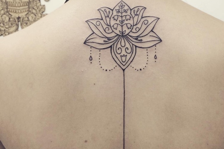 Elegante Tattoo Motive für Wirbelsäule von besonderem Reiz