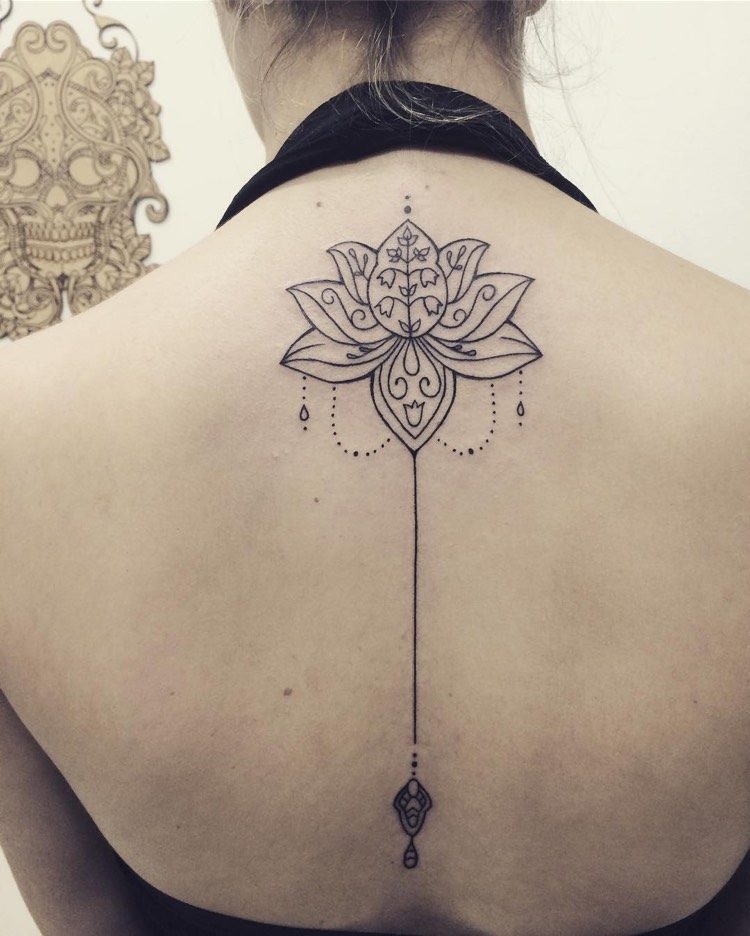 tattoo-motive-wirbelsaeule-frauen-yoga-lotus-entlang