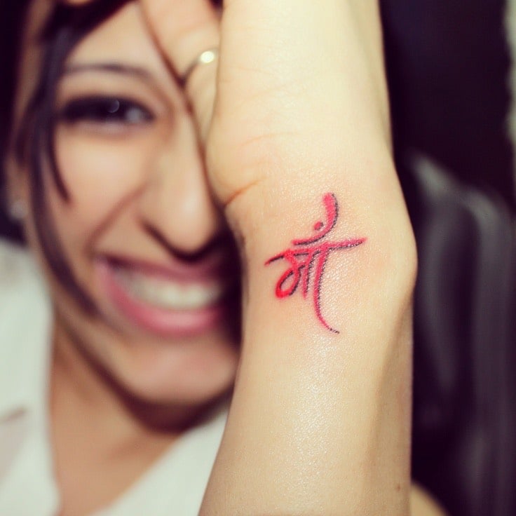 tattoo-sprüche-hindi-mutter-symbol-maa-handgelenk