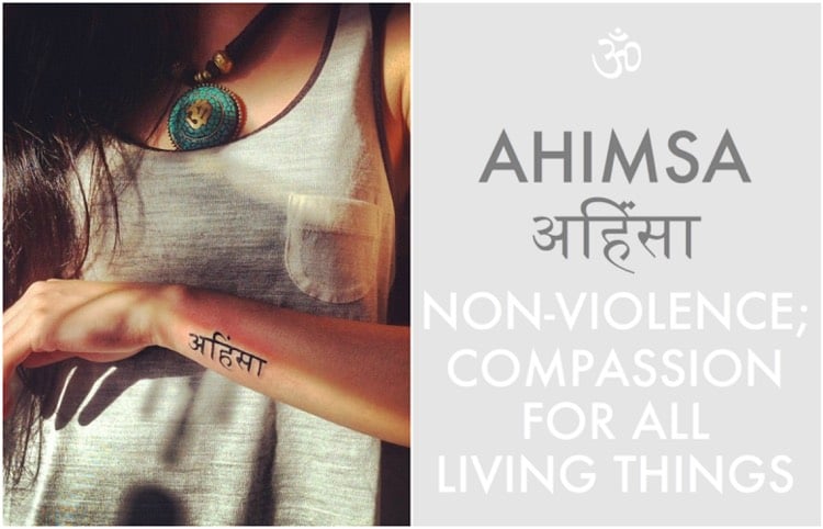 tattoo-sprüche-sanskrit-ahimsa-mitleid-mitgefühl-handgelenk