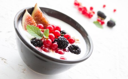 abnehmen-proteinen-low-carb-früstück-joghurt-beeren-früchte