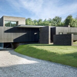 auskragendes-bauteil-haus-schwarze-fassade-modern