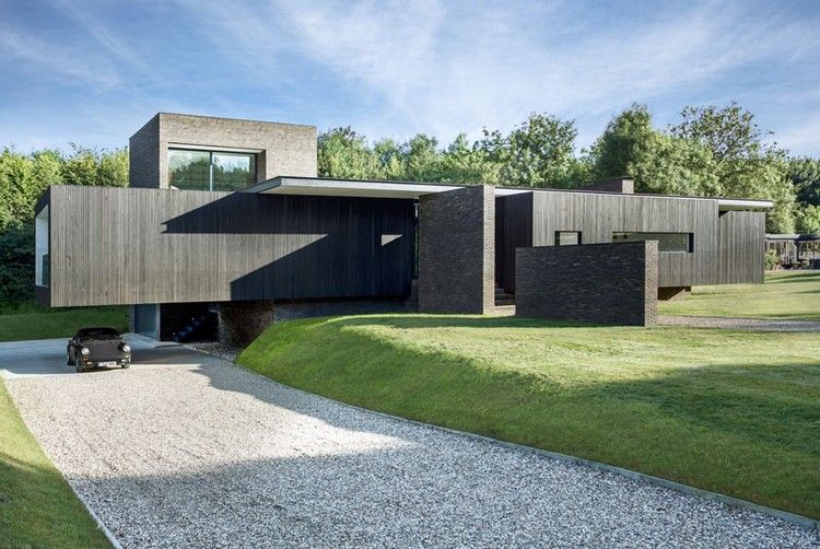 Auskragendes Bauteil haus-schwarze-fassade-modern