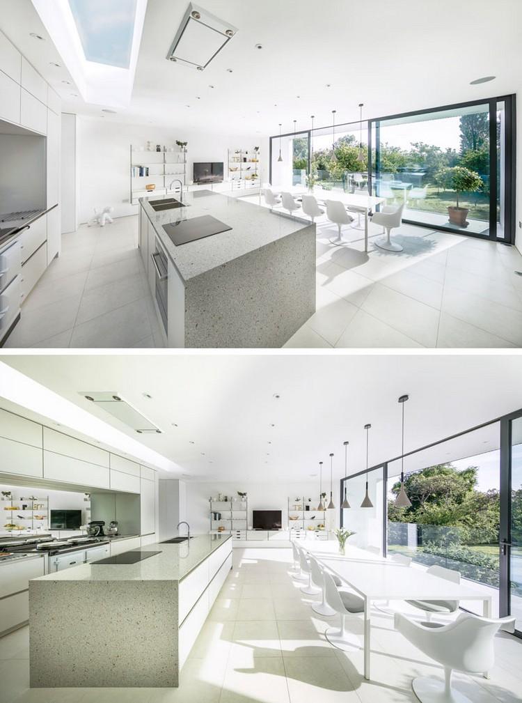 auskragendes-bauteil-weiße-küche-essbereich-balkon-dachfenster