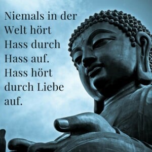 buddha zitate hass-welt-liebe-kämpfen-statue-stein