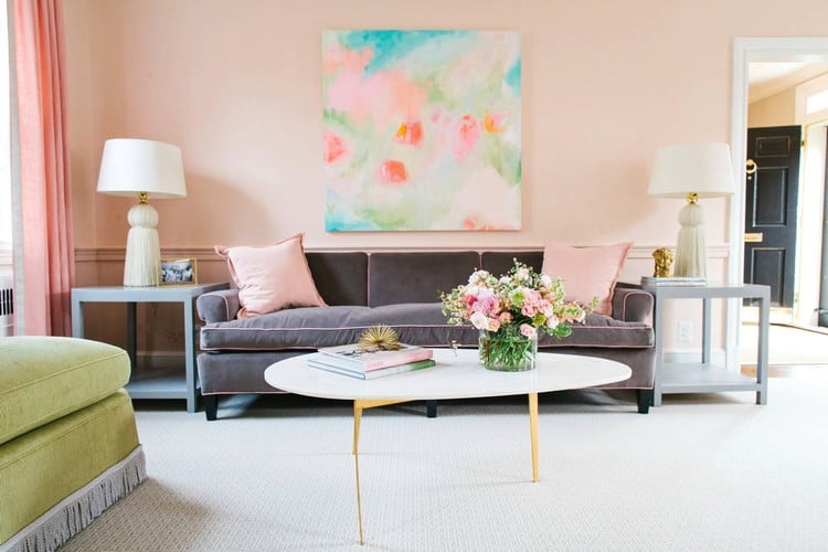 dekoration-wohnzimmer-blumen-tischdeko-rosa-wandfarbe