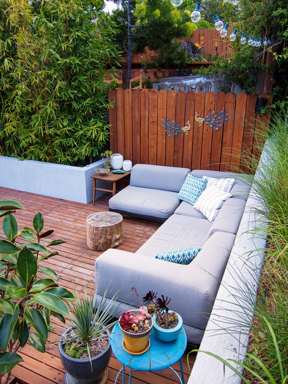 ein-kleiner-garten-outdoor-möbel-couch-holzdeck