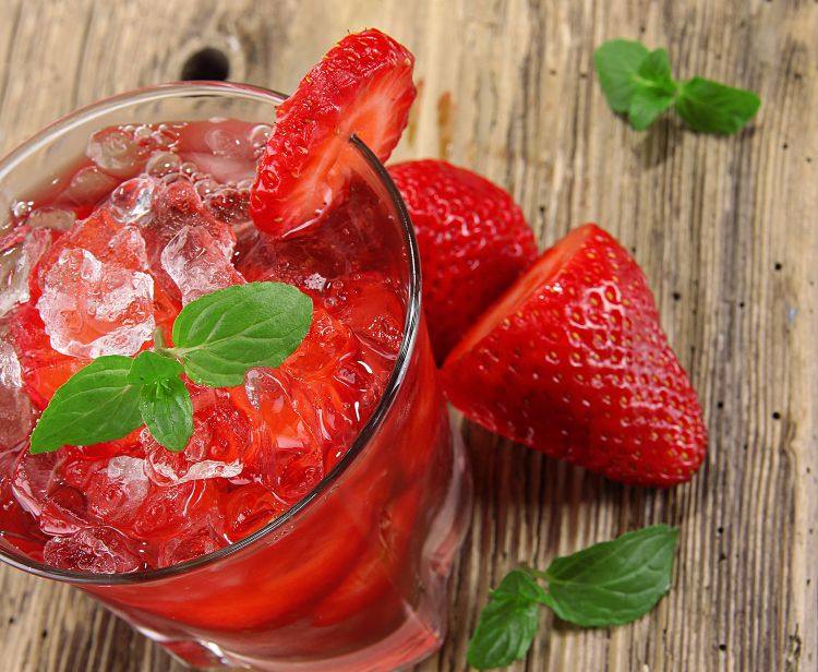 erfrischungsgetränk-selber-machen-sommer-erdbeer-mojito