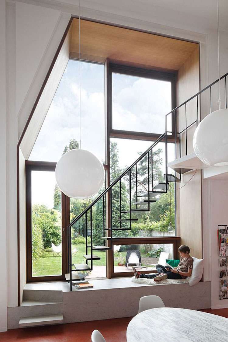 fensterbank-sitzen-modern-fenstersitz-erkerfenster-haus-glasfassade