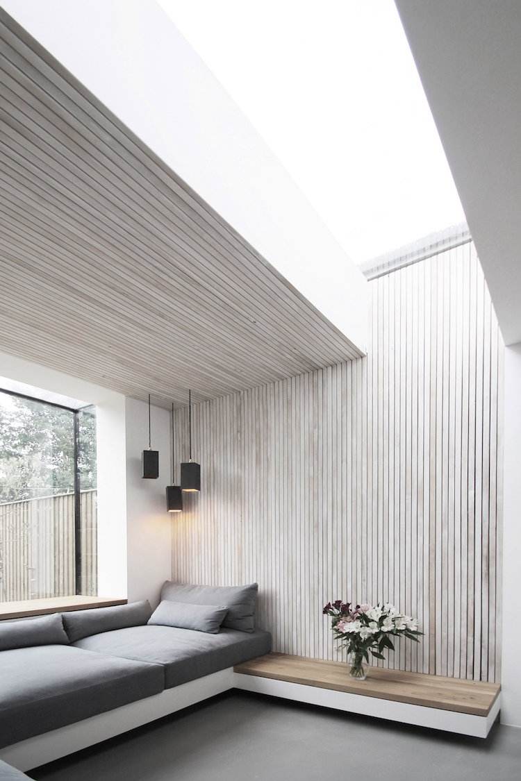 fensterbank-sitzen-modern-fenstersitz-weiss-minimalistisch-einbauen-erkerfenster