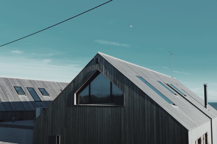 fertighaus-holz-grau-dachfenster-giebeldach