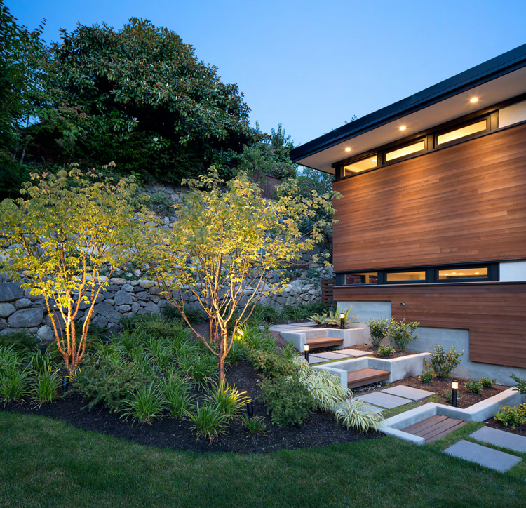 gartenbeleuchtung-led-sockelleuchten-strahler-bäume-pflanzen