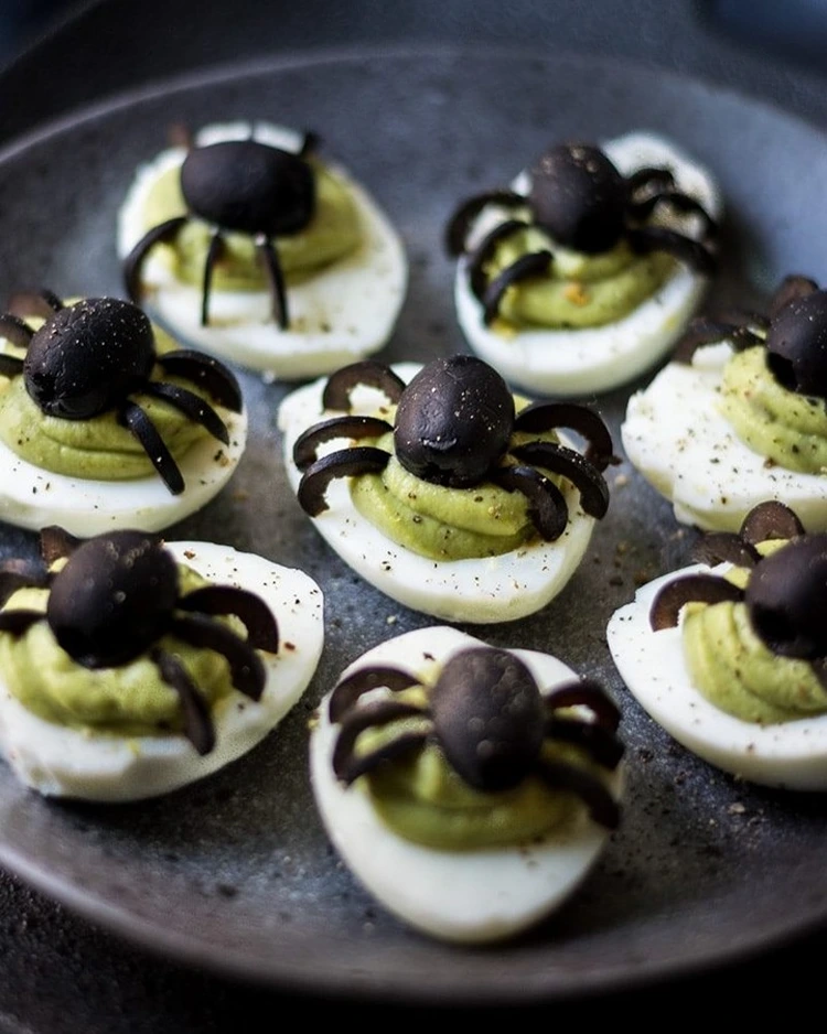 gefüllte eier mit spinnen halloween partyfood