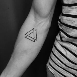 geometric-tattoos-dreiecke-verflochten-tattoo-mann