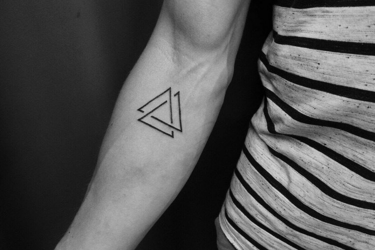 geometric-tattoos-dreiecke-verflochten-tattoo-mann