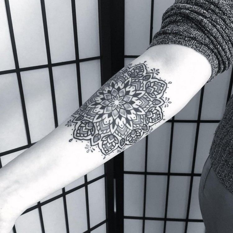 geometric-tattoos-mandala-motiv-frauen-tattoo