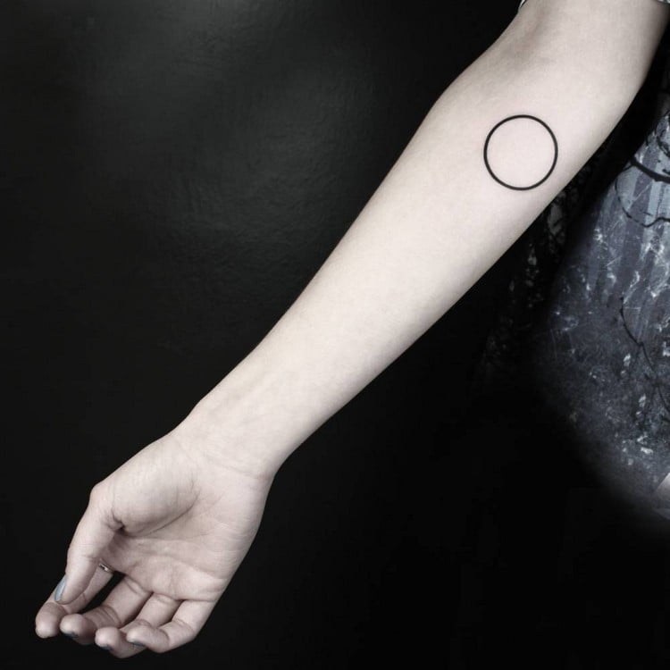 geometric-tattoos-minimalistisches-desing-kreis