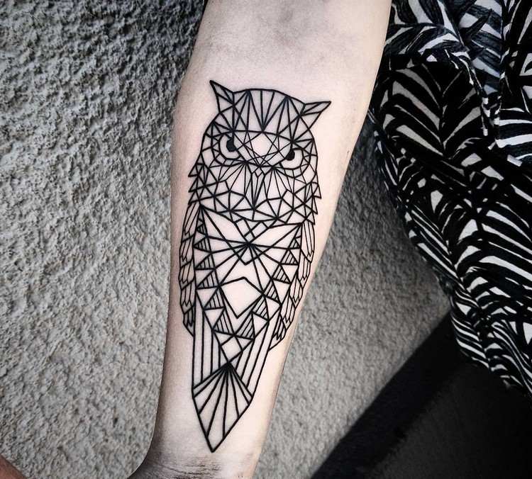 geometric-tattoos-motive-bedeutung-eule-unterarm