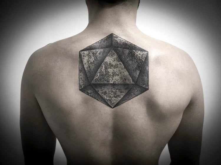 Geometric Tattoos männer-rücken-tattoo-dodekaeder