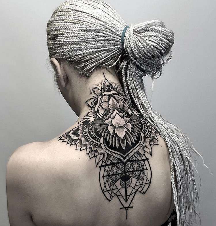 geometric-tattoos-nacken-rücken-mandala-blackwork-tattoo