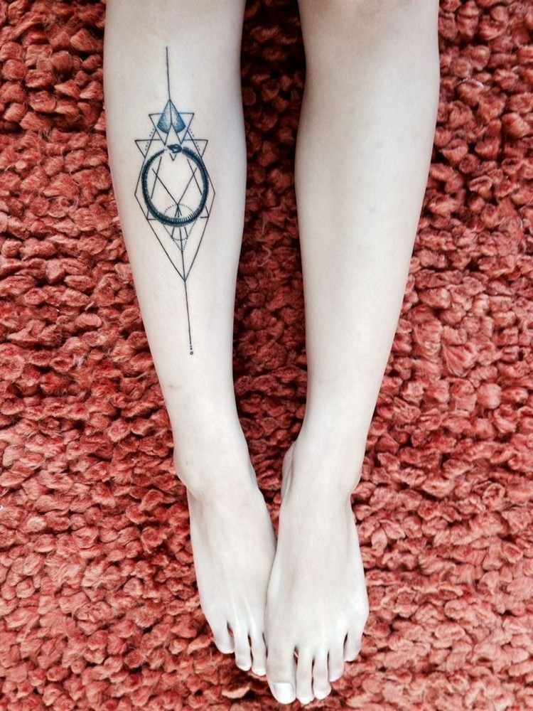 geometric-tattoos-ouroboros-motiv-bein-geometrisches-design