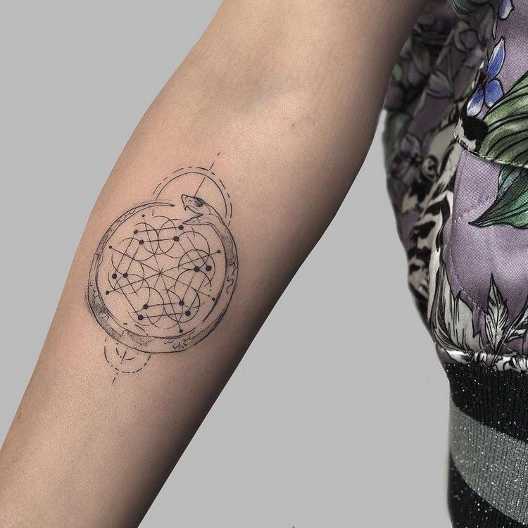geometric-tattoos-ouroborus-motiv-minimalistisch