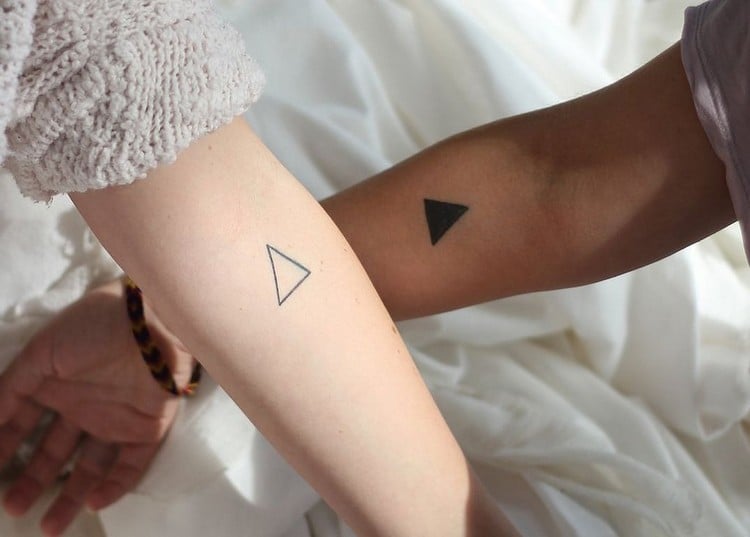 geometric-tattoos-pärchen-dreiecke-kleines-tattoo