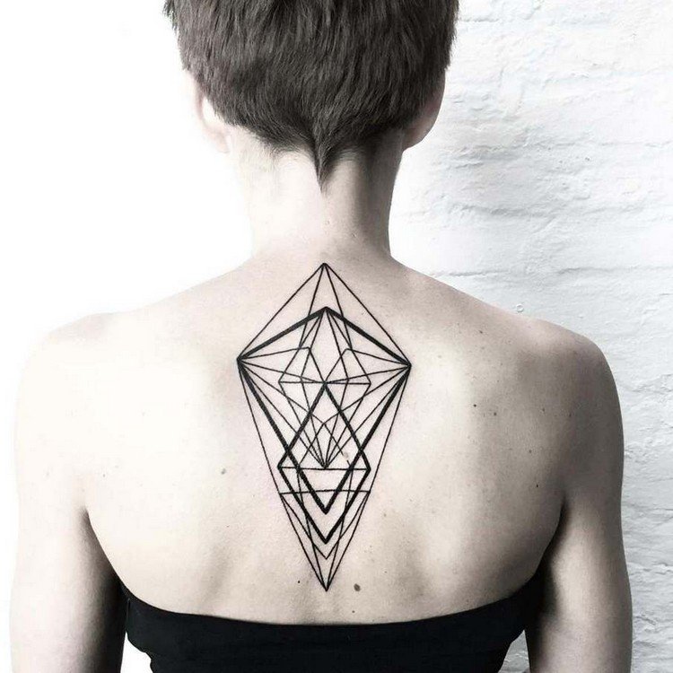 geometric-tattoos-starke-linien-tattoo-rücken