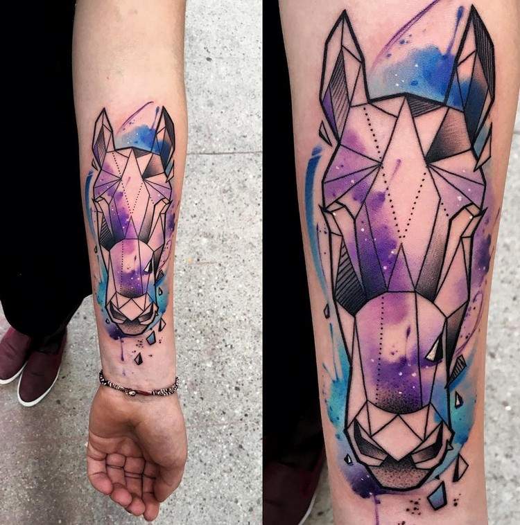 geometric-tattoos-unterarm-pferd-tattoo-watercolor