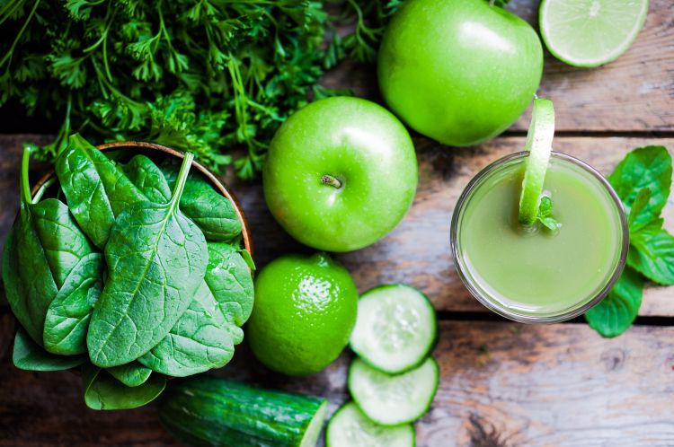 grüne-smoothies-abnehmen-kaloriemarme-diät-gurke-spinat