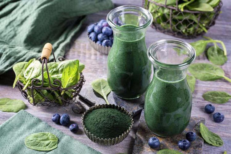 grüne-smoothies-abnehmen-kaloriemarme-diät-spirulina