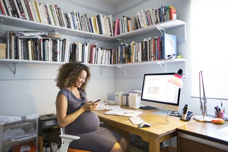 ideen-schwangerschaft-verkünden-arbeit-home-office-teilzeit