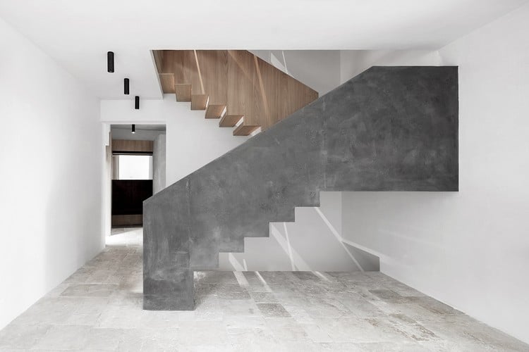 innentreppe-modern-eingefärbter-beton-holz