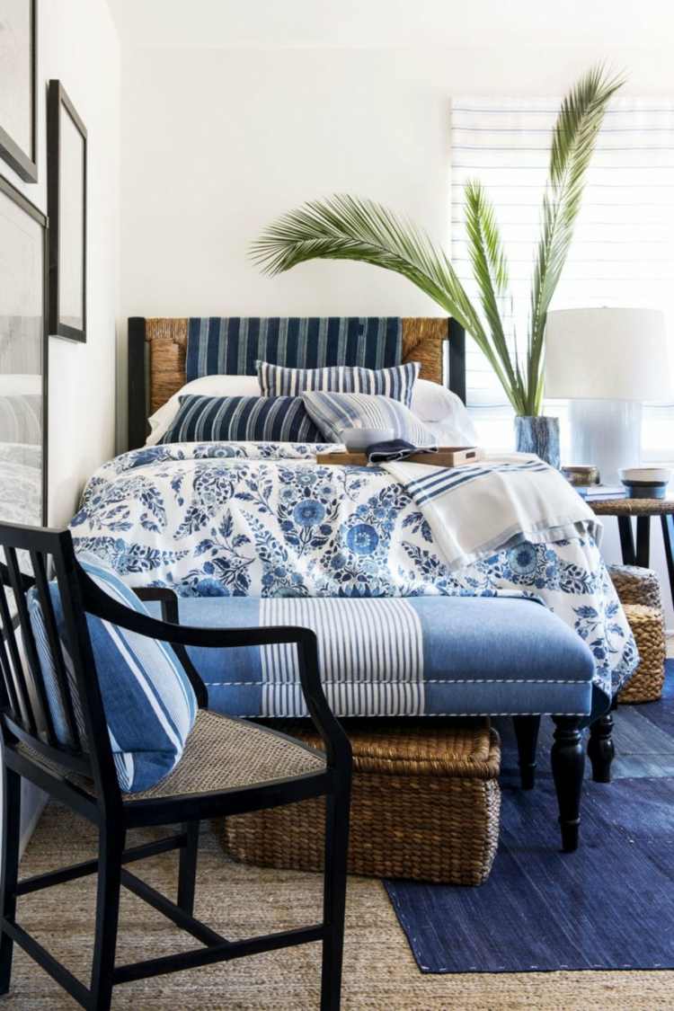 landhausstil-schlafzimmer-blau-teppich-bett