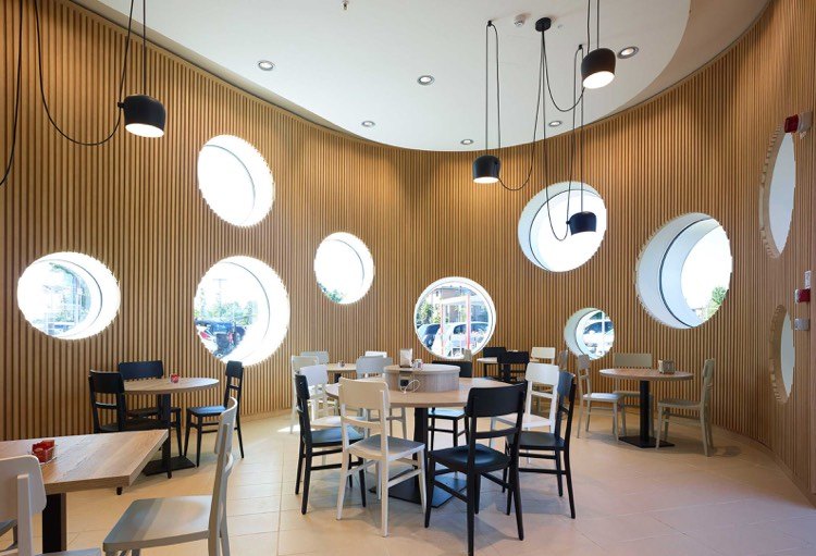 led-pendelleuchte-aim-cafe-restaurant-holz-wandverkleidung-rundfenster