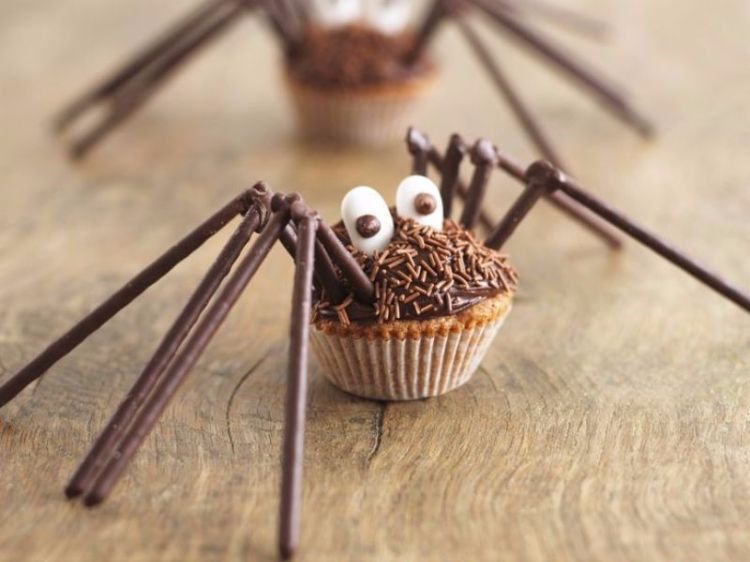 lustige-halloween-rezepte-gruselige-appetizer-spukiges-fingerfood-muffins-spinnen