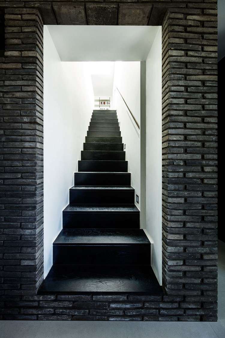 monochromes-treppenhaus-schwarze-treppe-weiße-wände