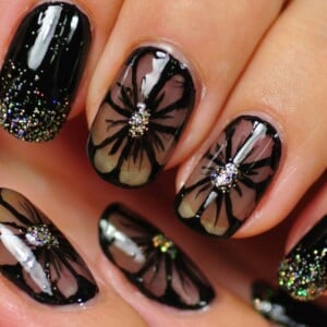 nageldesign in schwarz blumen-glitzer-diy-idee