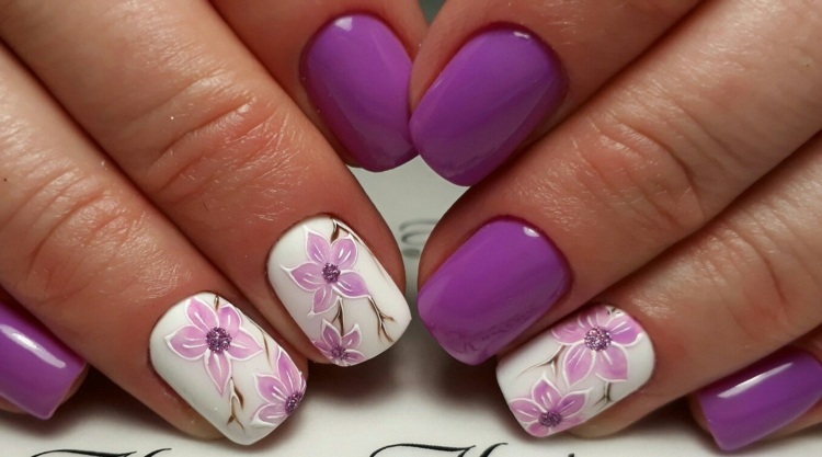 nageldesign-urlaubsnägel-lila-tropische-blume-floral-weiß