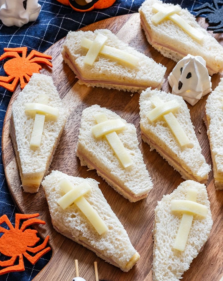 sarg sandwiches mit käse kreuz halloween fingerfood