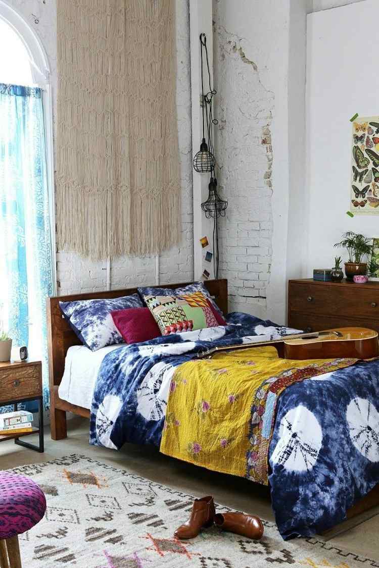 schlafzimmer-deko-boho-hippie-batik-bettwäsche-idee-gelb-blau-ethno-teppich-wandgestaltung