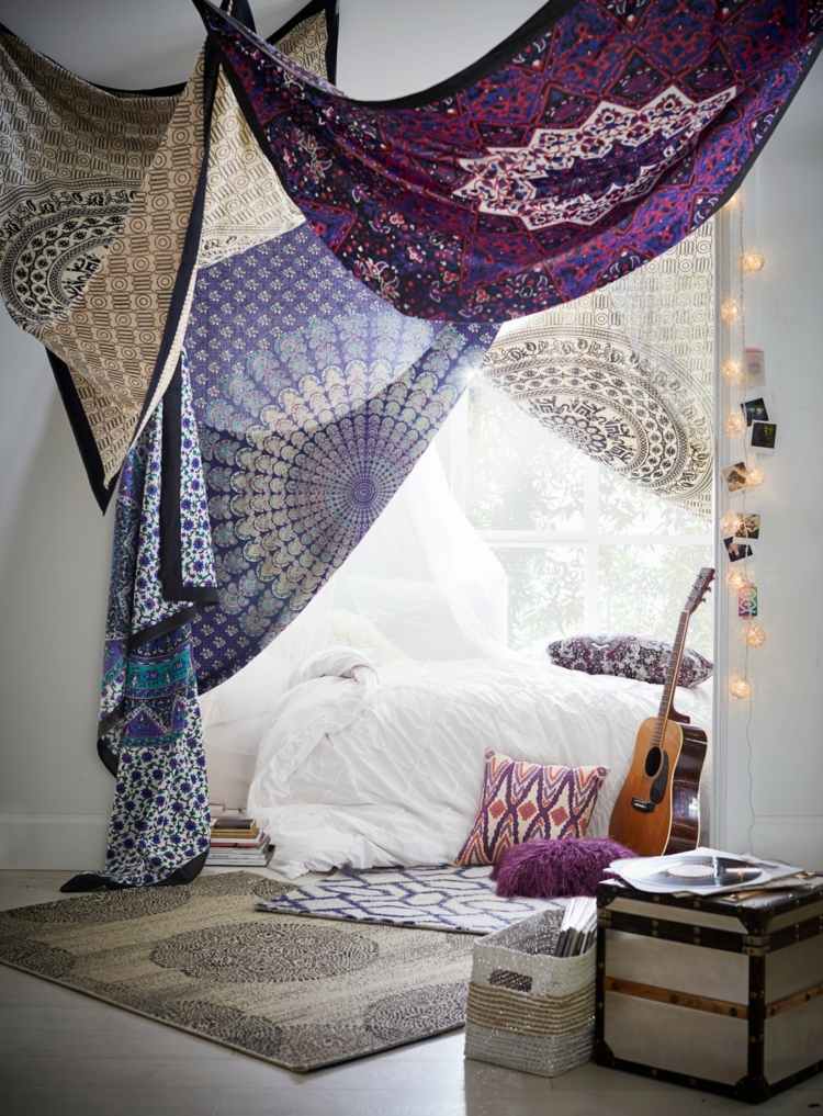 schlafzimmer deko boho-hippie-stoffe-tücher-lila-pink-himmel-gestalten