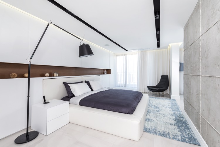 schlafzimmer-weiss-einrichten-doppelbett-indirekte-deckenbeleuchtung-einbauschrank