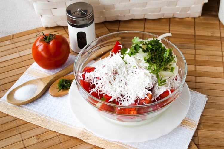 schopska-salat-original-rezepte-lecker-käse-tomaten-petersilie