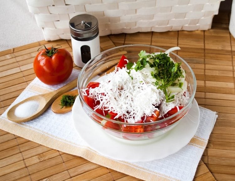 Schopska Salat -original-rezepte-lecker-käse-tomaten-petersilie