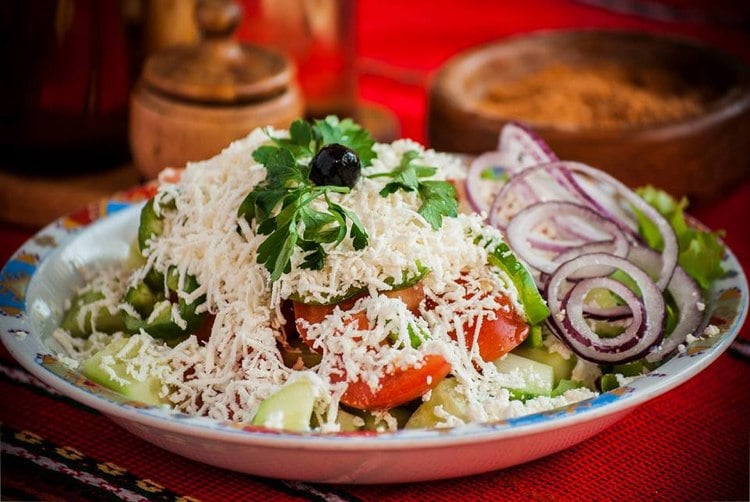 Schopska Salat -original-rezepte-schfskäse-tomaten-traditionell-bulgarisch