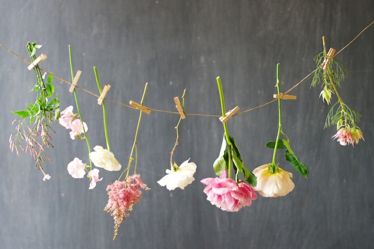 sommerblumen deko girlande-rosen-astilbe-pfingstrose-wiesenblumen-garten-wäscheklammern