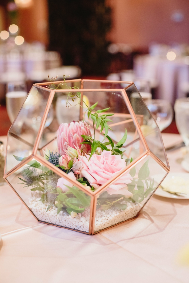 sommerblumen-deko-terrarium-idee-romantisch-modern-kupfer-messing-rosen-rosa